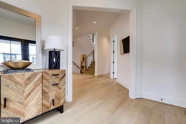 1933 N VAN BUREN ST, Arlington, VA 22205