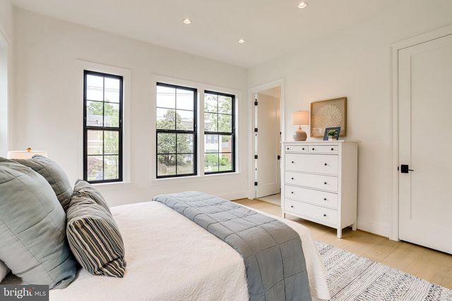 1933 N VAN BUREN ST, Arlington, VA 22205