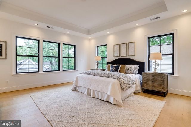 1933 N VAN BUREN ST, Arlington, VA 22205