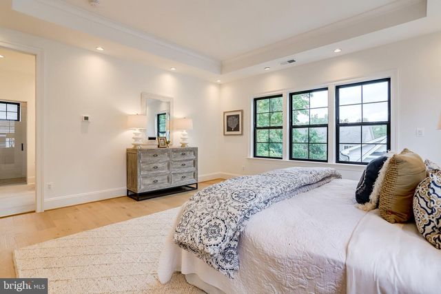 1933 N VAN BUREN ST, Arlington, VA 22205