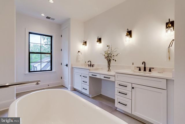 1933 N VAN BUREN ST, Arlington, VA 22205