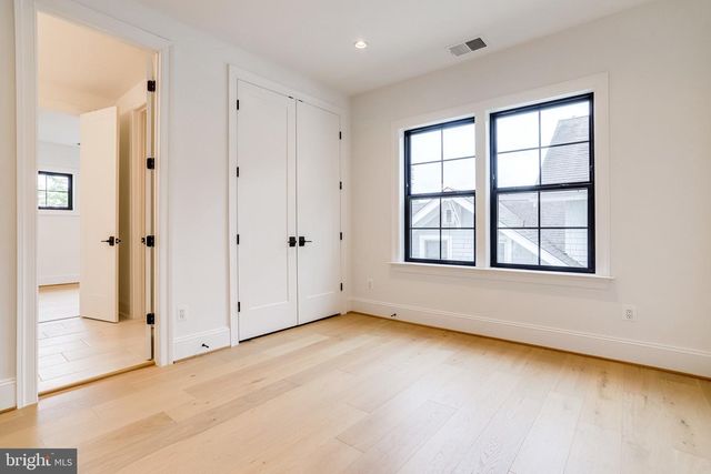 1933 N VAN BUREN ST, Arlington, VA 22205