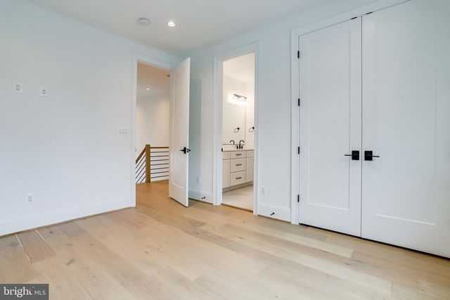 1933 N VAN BUREN ST, Arlington, VA 22205