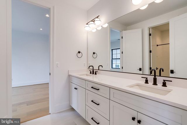 1933 N VAN BUREN ST, Arlington, VA 22205