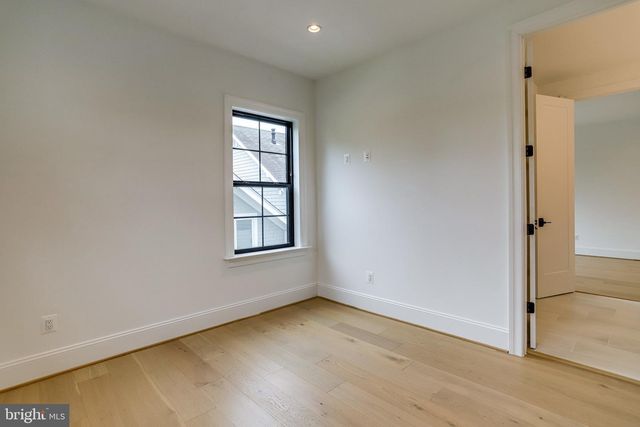 1933 N VAN BUREN ST, Arlington, VA 22205