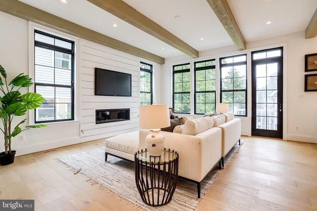 1933 N VAN BUREN ST, Arlington, VA 22205