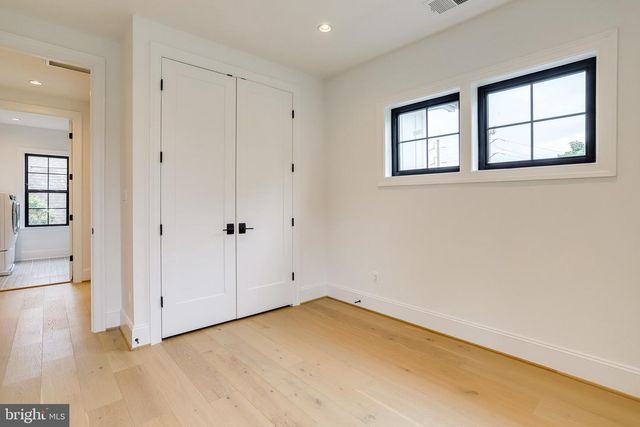 1933 N VAN BUREN ST, Arlington, VA 22205