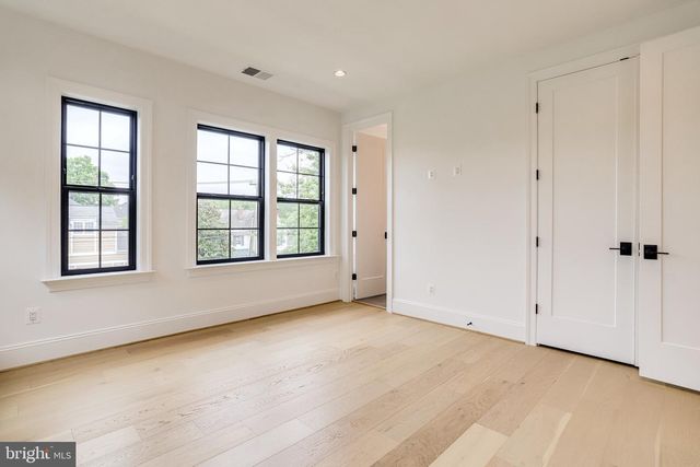 1933 N VAN BUREN ST, Arlington, VA 22205