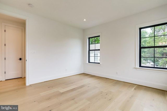 1933 N VAN BUREN ST, Arlington, VA 22205