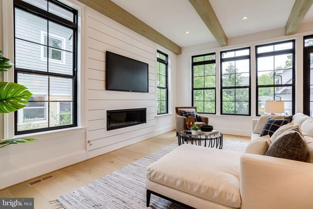 1933 N VAN BUREN ST, Arlington, VA 22205