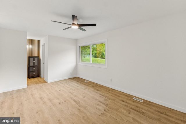 37 PINEWOOD LN, Sicklerville, NJ 08081