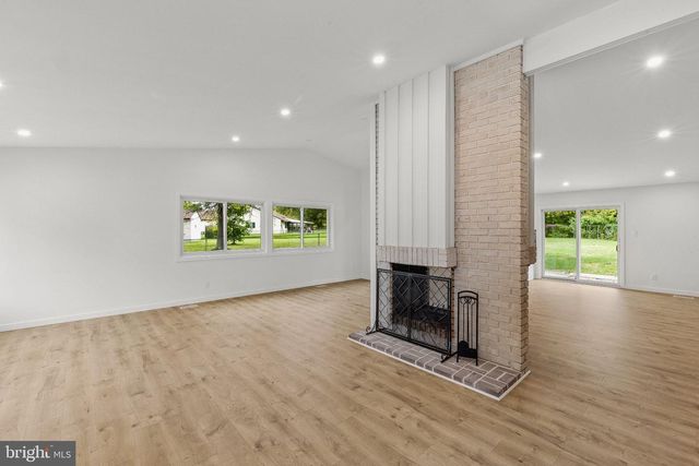 37 PINEWOOD LN, Sicklerville, NJ 08081
