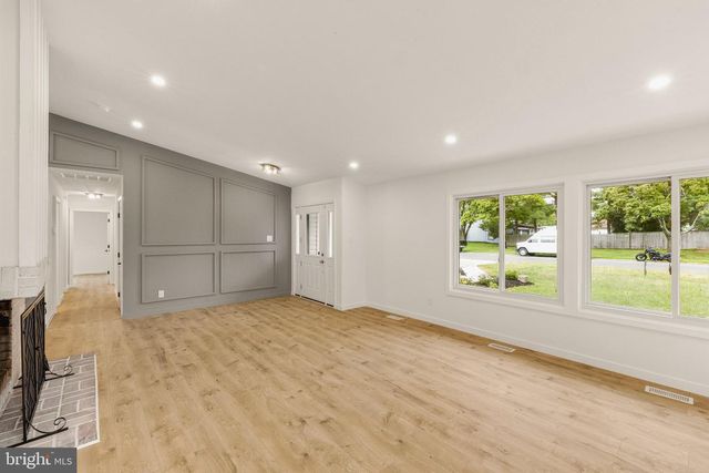 37 PINEWOOD LN, Sicklerville, NJ 08081