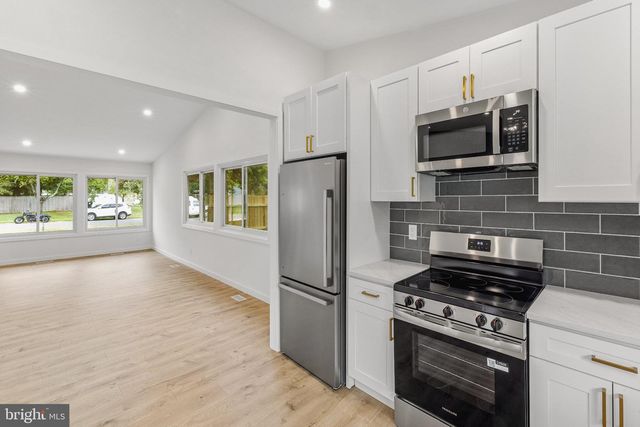 37 PINEWOOD LN, Sicklerville, NJ 08081