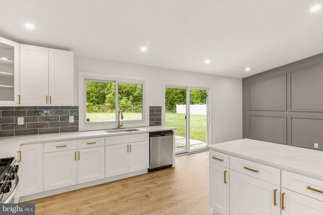 37 PINEWOOD LN, Sicklerville, NJ 08081