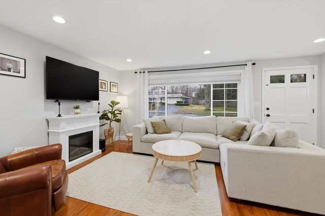 7 Paulette Dr, Danvers, MA 01923