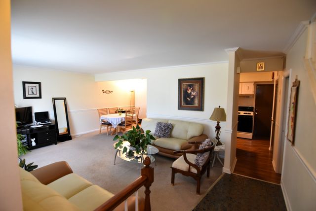 7734 Woodward Avenue 5, Woodridge, IL 60517