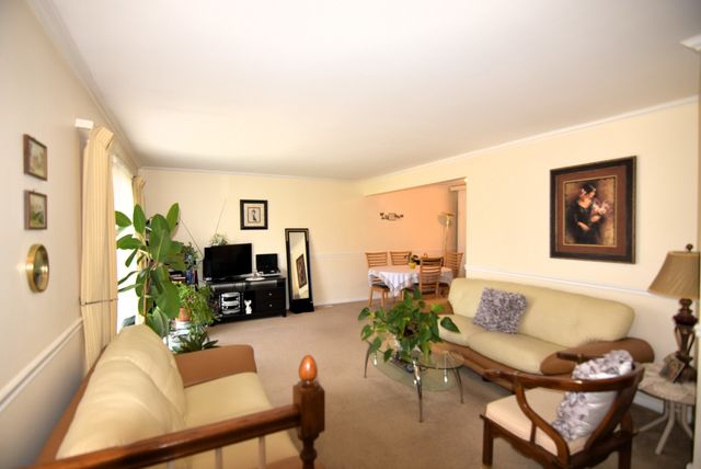 7734 Woodward Avenue 5, Woodridge, IL 60517