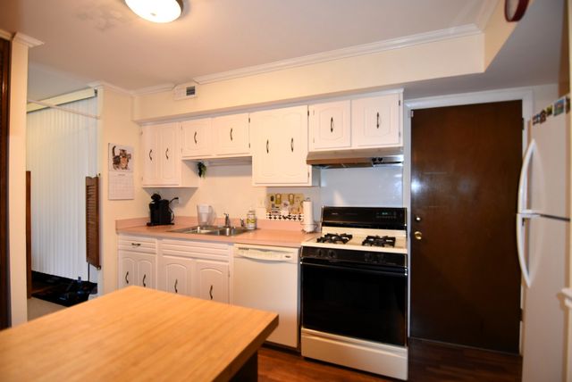 7734 Woodward Avenue 5, Woodridge, IL 60517