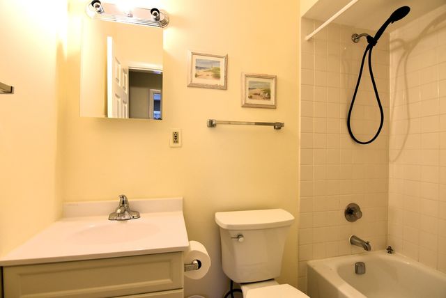 7734 Woodward Avenue 5, Woodridge, IL 60517