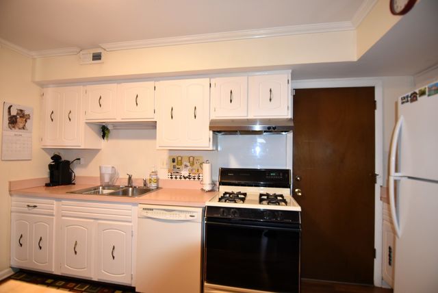 7734 Woodward Avenue 5, Woodridge, IL 60517