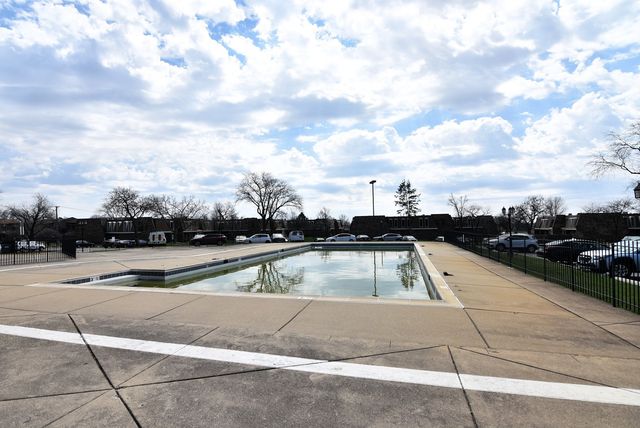 7734 Woodward Avenue 5, Woodridge, IL 60517