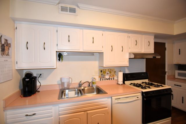 7734 Woodward Avenue 5, Woodridge, IL 60517