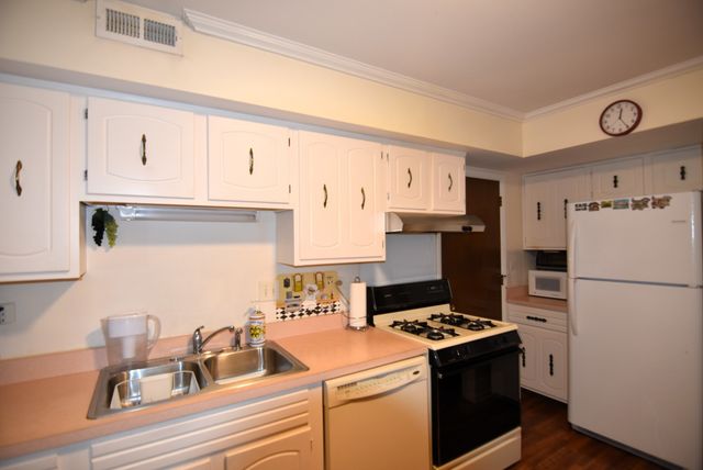 7734 Woodward Avenue 5, Woodridge, IL 60517