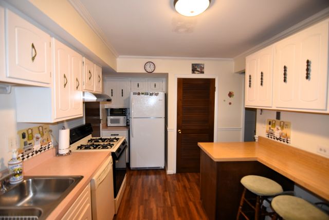 7734 Woodward Avenue 5, Woodridge, IL 60517