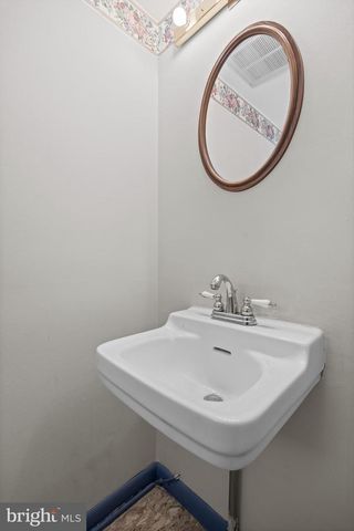 64 WARWICK RD, Stratford, NJ 08084