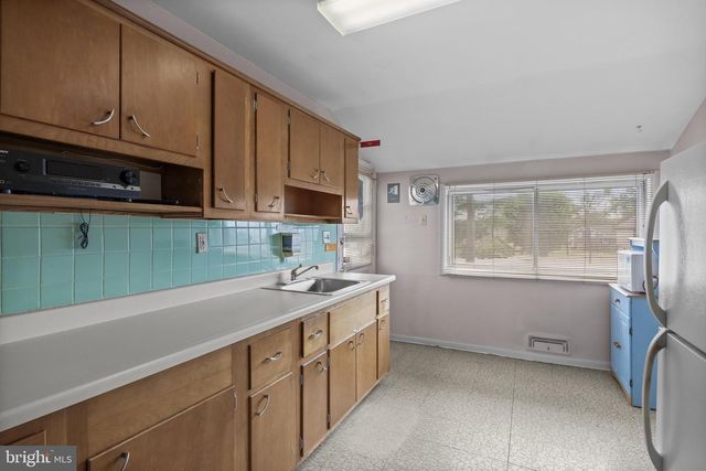 64 WARWICK RD, Stratford, NJ 08084