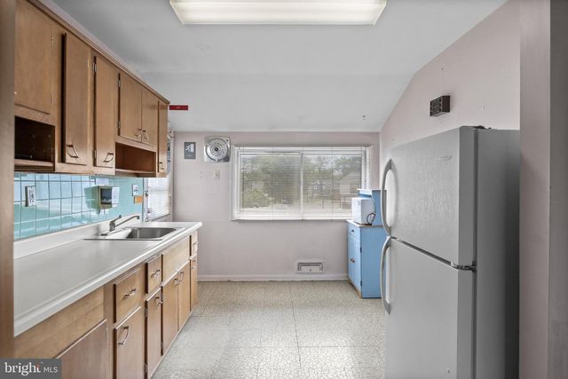 64 WARWICK RD, Stratford, NJ 08084