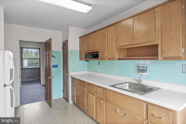 64 WARWICK RD, Stratford, NJ 08084