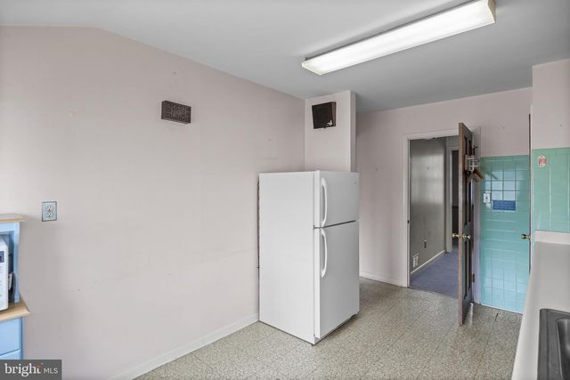 64 WARWICK RD, Stratford, NJ 08084