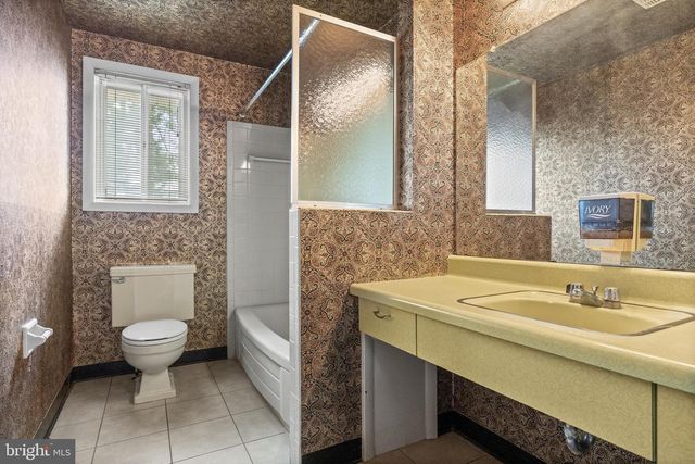 64 WARWICK RD, Stratford, NJ 08084