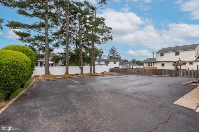 64 WARWICK RD, Stratford, NJ 08084