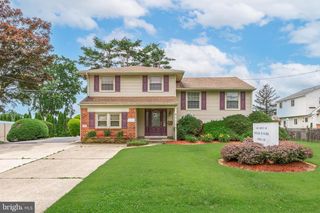 64 WARWICK RD, Stratford, NJ 08084