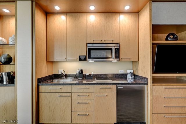 2000 North Fashion Show Drive 5002, Las Vegas, NV 89109