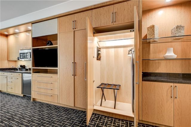 2000 North Fashion Show Drive 5002, Las Vegas, NV 89109