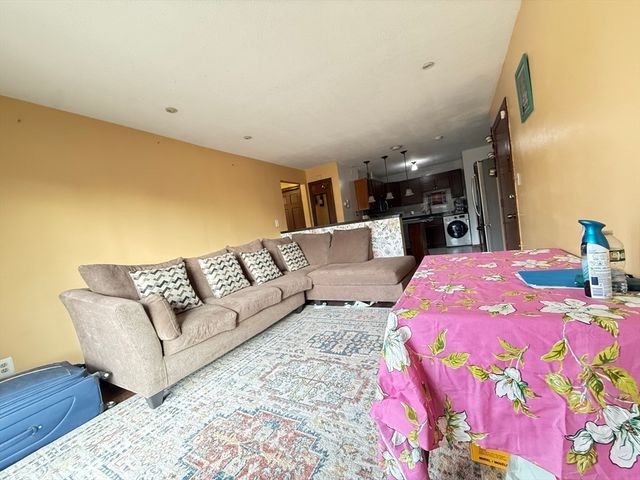 215 Washington Ave 9, Chelsea, MA 02150