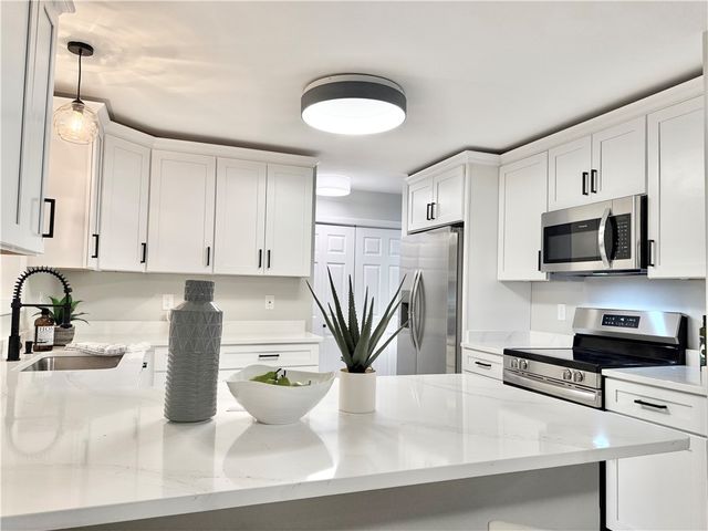 7 Simmons Road, Barrington, RI 02806