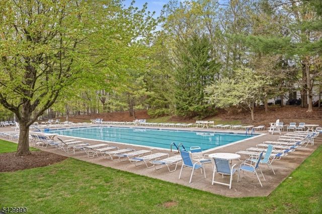 35 Maple Ln, Mount Arlington Boro, NJ 07856