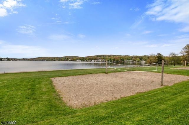 35 Maple Ln, Mount Arlington Boro, NJ 07856