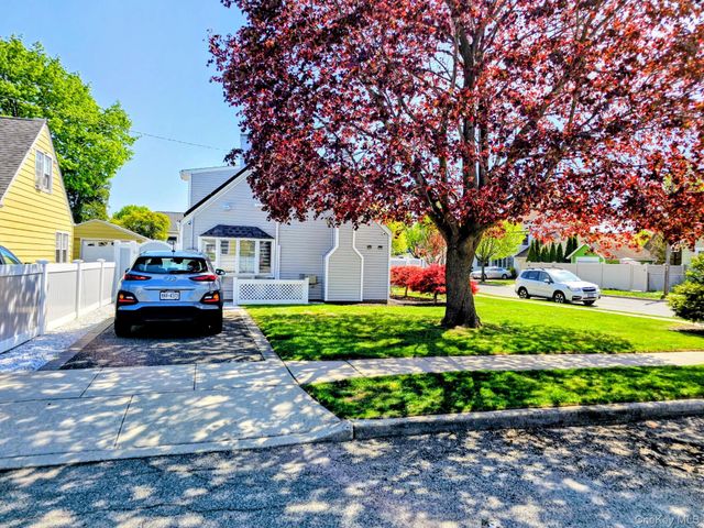 27 Spruce Street, Hicksville, NY 11801