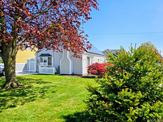 27 Spruce Street, Hicksville, NY 11801