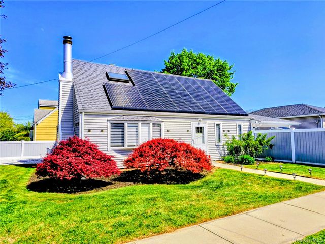 27 Spruce Street, Hicksville, NY 11801