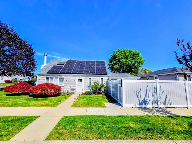 27 Spruce Street, Hicksville, NY 11801