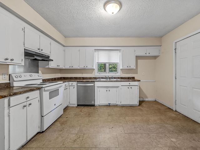 102 Clark Hill Dr, Inman, SC 29349