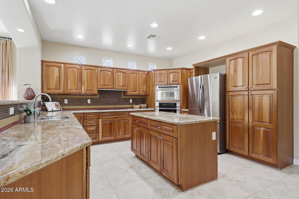 Image 13 of property listing at 16231 W CHEERY LYNN Road, Goodyear, AZ 85395
