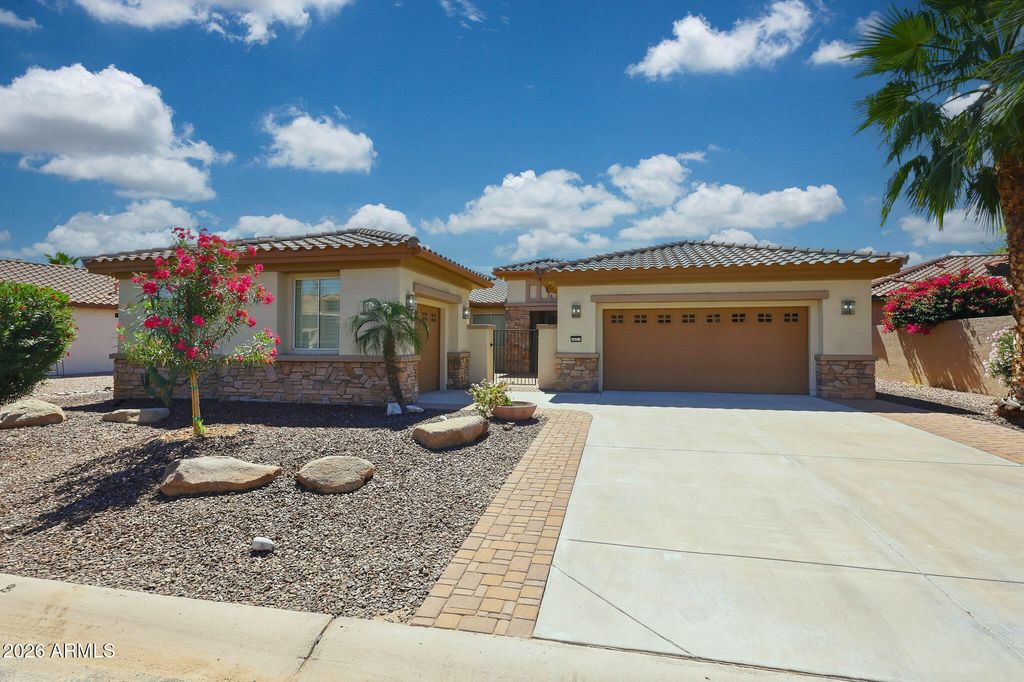 Image 2 of property listing at 16231 W CHEERY LYNN Road, Goodyear, AZ 85395